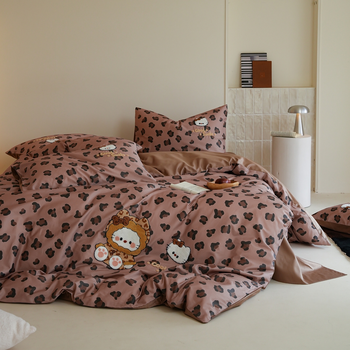 91家纺网 家纺一手货源 找家纺 雅居纺家纺 2026新款50长绒棉豹纹绣花四件套 咖啡豹纹