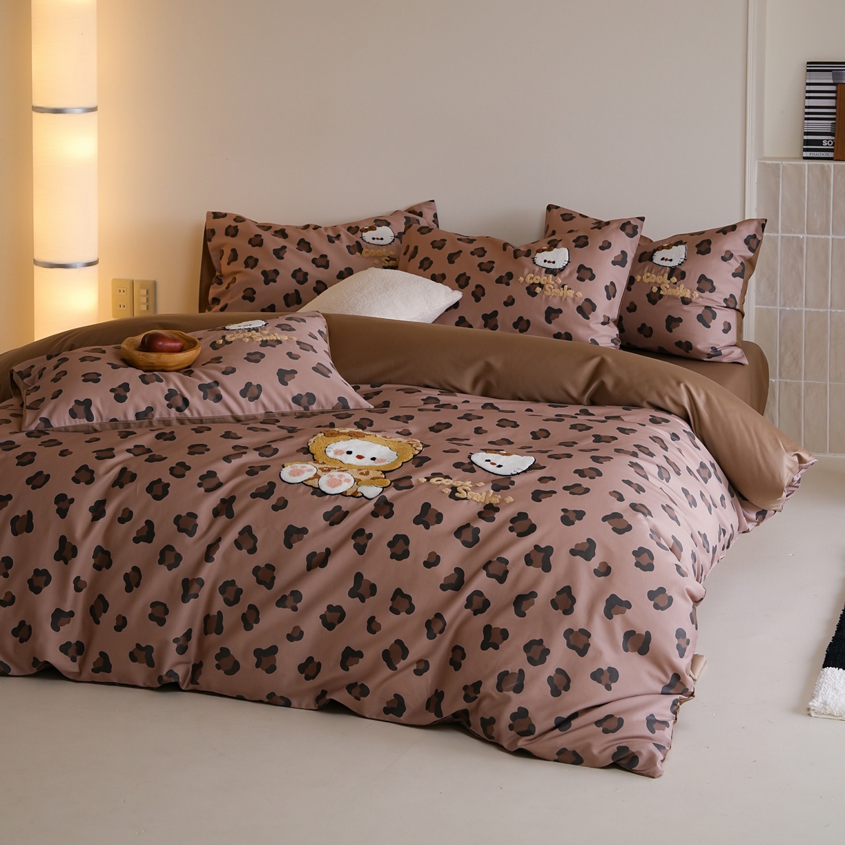 91家纺网 家纺一手货源 找家纺 雅居纺家纺 2026新款50长绒棉豹纹绣花四件套 咖啡豹纹