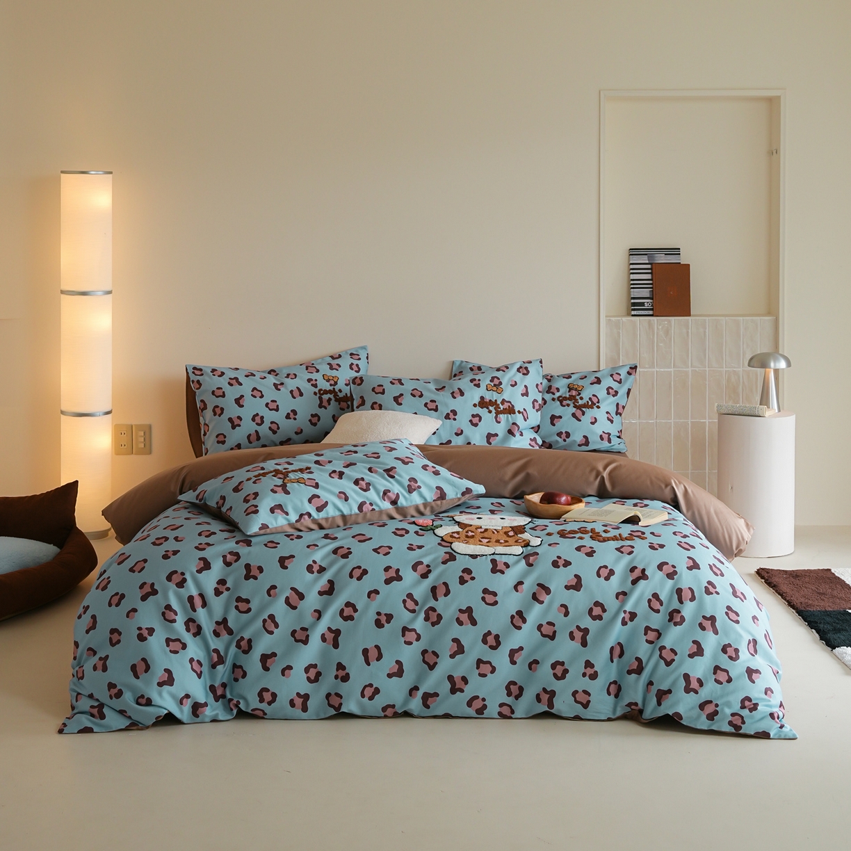 雅居纺家纺 2026新款50长绒棉豹纹绣花四件套 蓝色豹纹