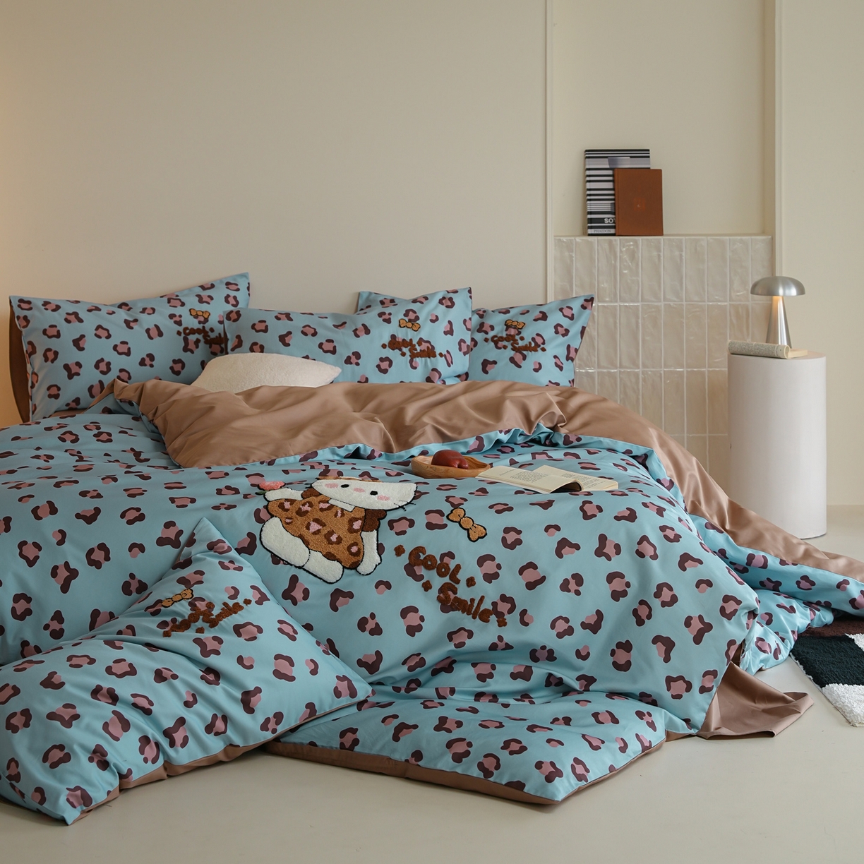 91家纺网 家纺一手货源 找家纺 雅居纺家纺 2026新款50长绒棉豹纹绣花四件套 蓝色豹纹