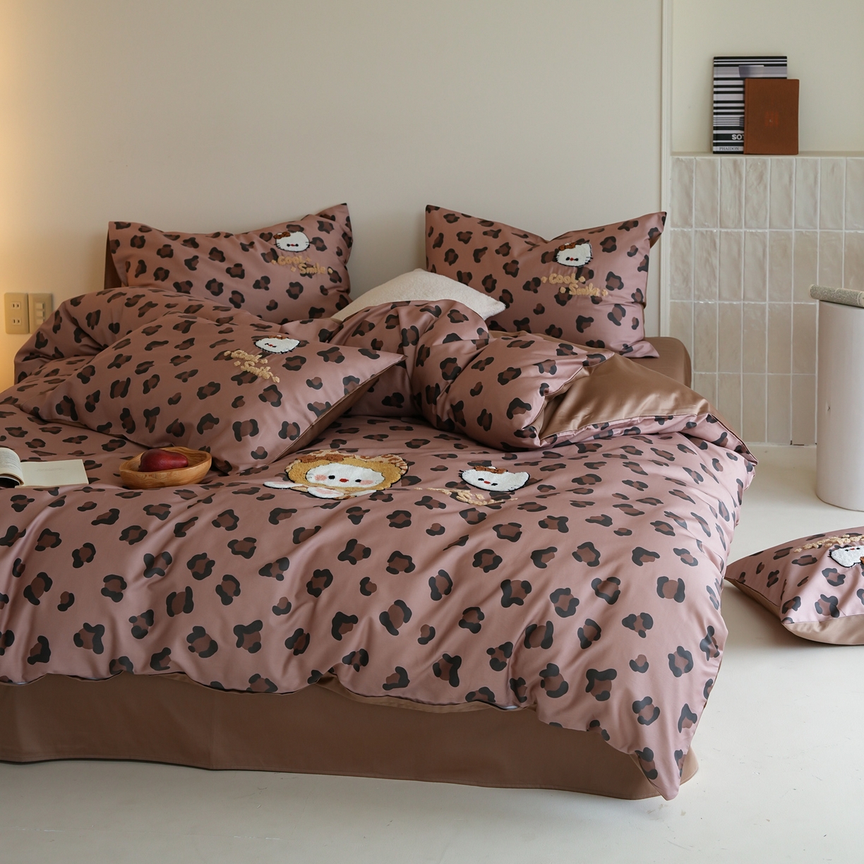 91家纺网 家纺一手货源 找家纺 雅居纺家纺 2026新款50长绒棉豹纹绣花四件套 咖啡豹纹