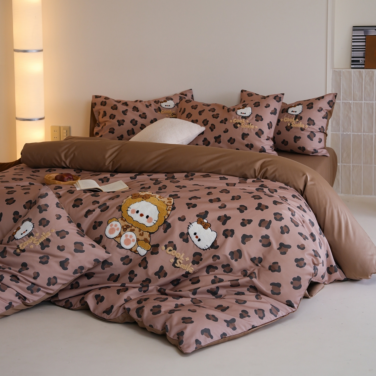 91家纺网 家纺一手货源 找家纺 雅居纺家纺 2026新款50长绒棉豹纹绣花四件套 咖啡豹纹