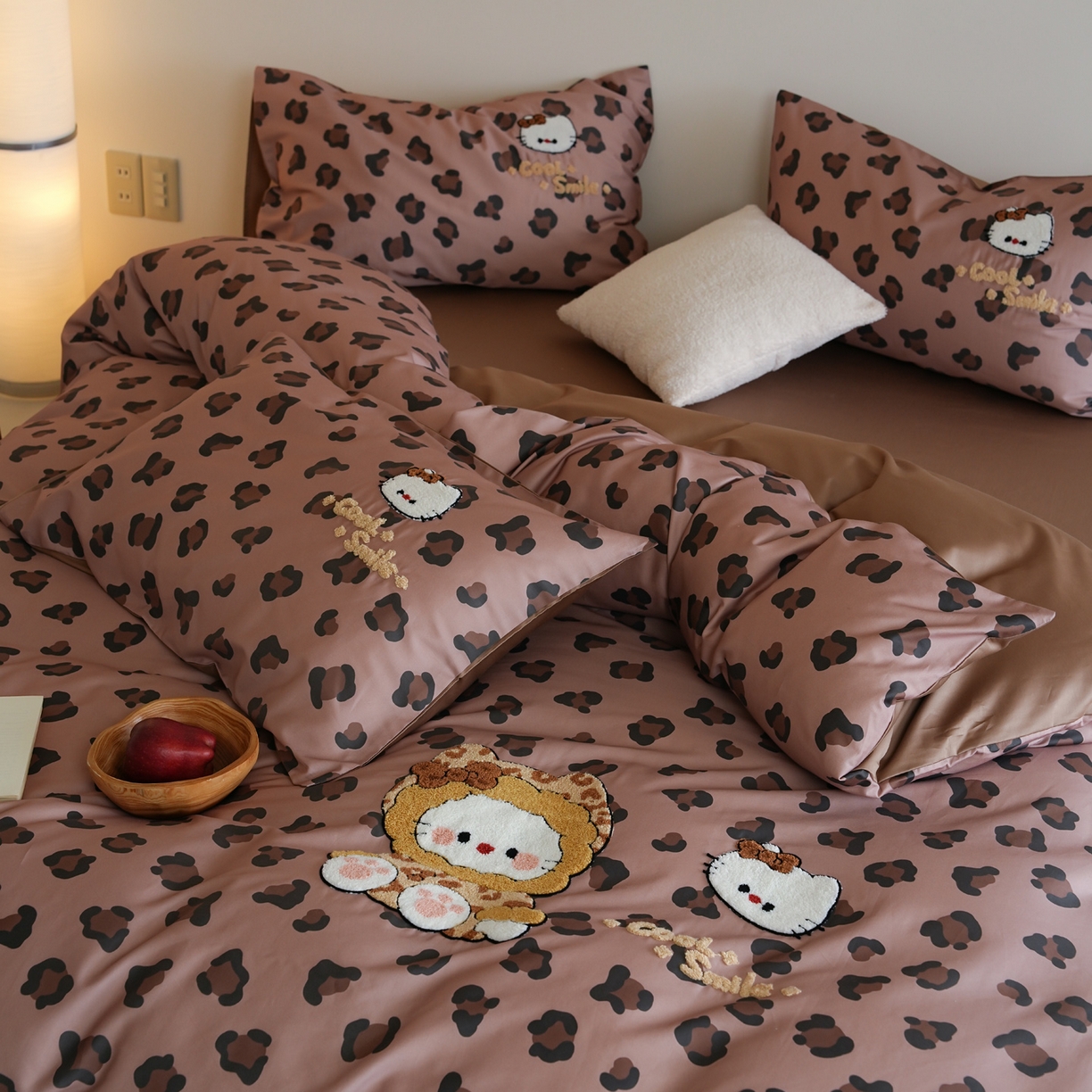 91家纺网 家纺一手货源 找家纺 雅居纺家纺 2026新款50长绒棉豹纹绣花四件套 咖啡豹纹