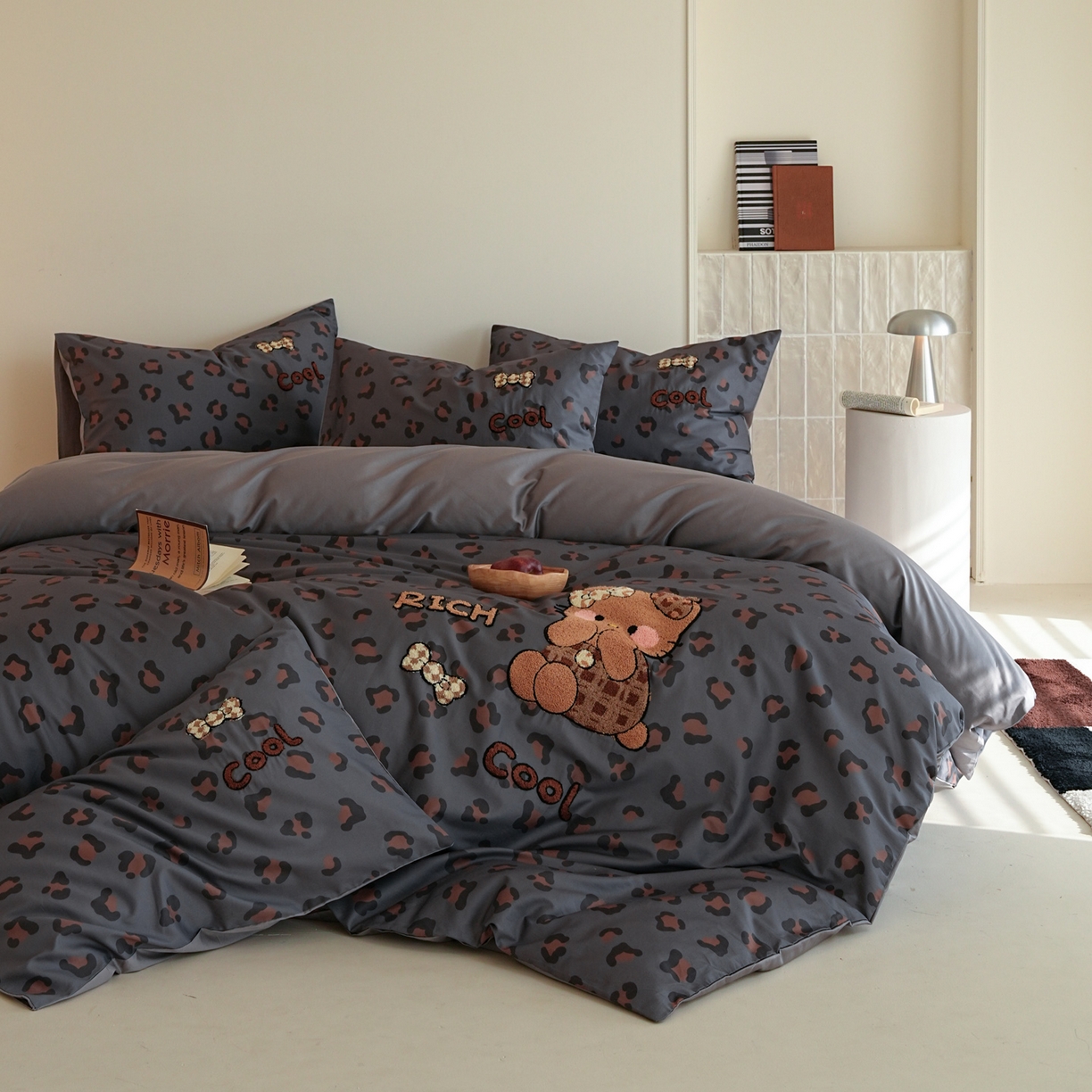 91家纺网 家纺一手货源 找家纺 雅居纺家纺 2026新款50长绒棉豹纹绣花四件套 灰色豹纹