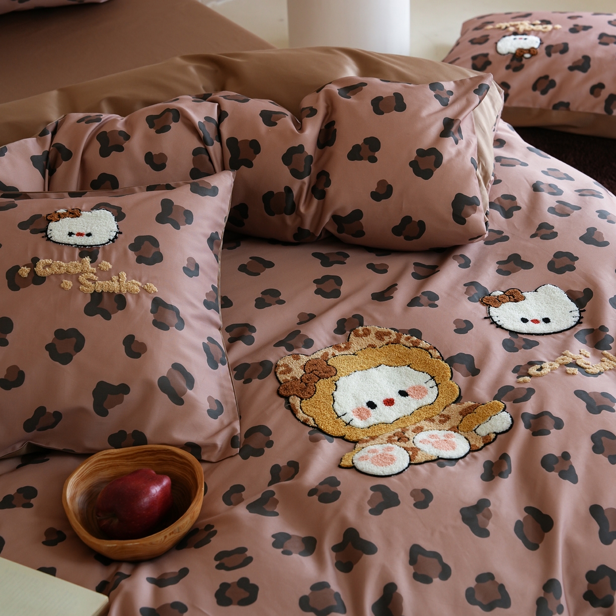 91家纺网 家纺一手货源 找家纺 雅居纺家纺 2026新款50长绒棉豹纹绣花四件套 咖啡豹纹