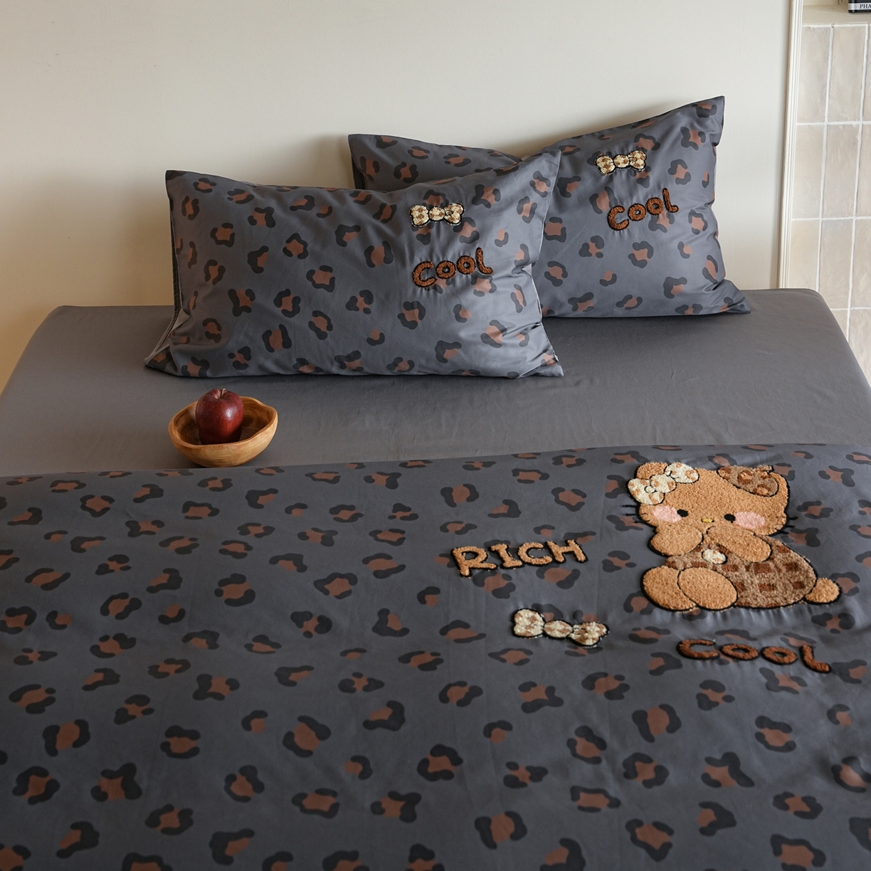 91家纺网 家纺一手货源 找家纺 雅居纺家纺 2026新款50长绒棉豹纹绣花四件套 灰色豹纹