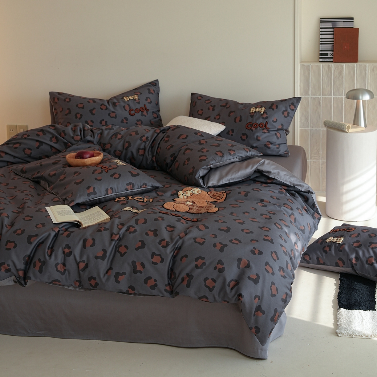 91家纺网 家纺一手货源 找家纺 雅居纺家纺 2026新款50长绒棉豹纹绣花四件套 灰色豹纹