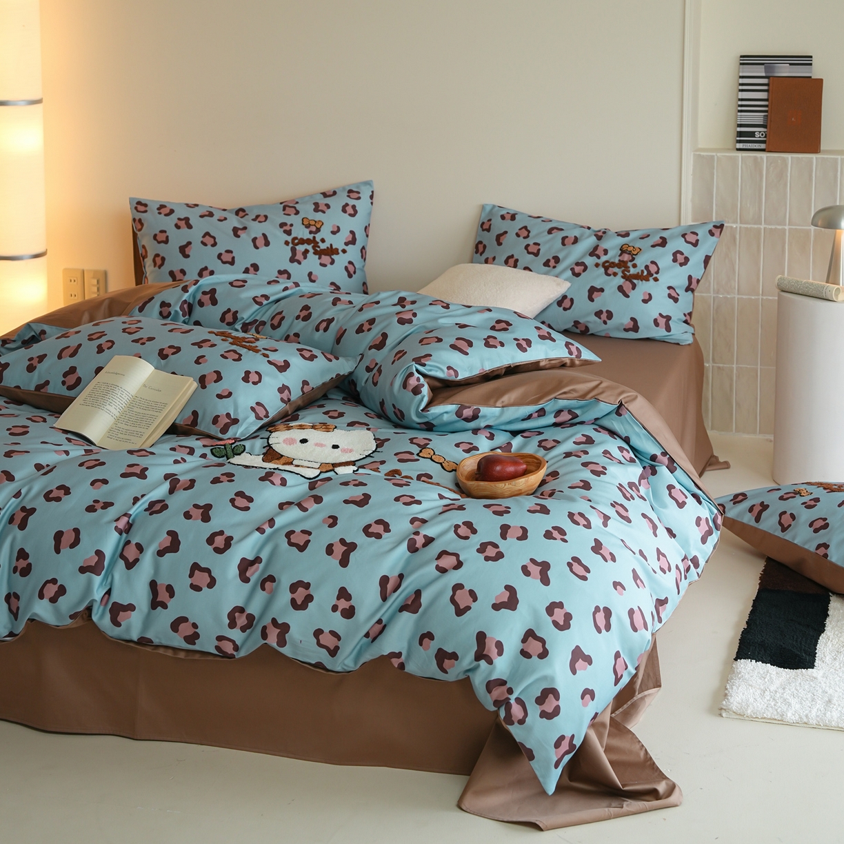 91家纺网 家纺一手货源 找家纺 雅居纺家纺 2026新款50长绒棉豹纹绣花四件套 蓝色豹纹