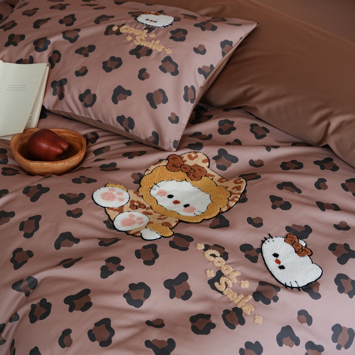 91家纺网 家纺一手货源 找家纺 雅居纺家纺 2026新款50长绒棉豹纹绣花四件套 咖啡豹纹