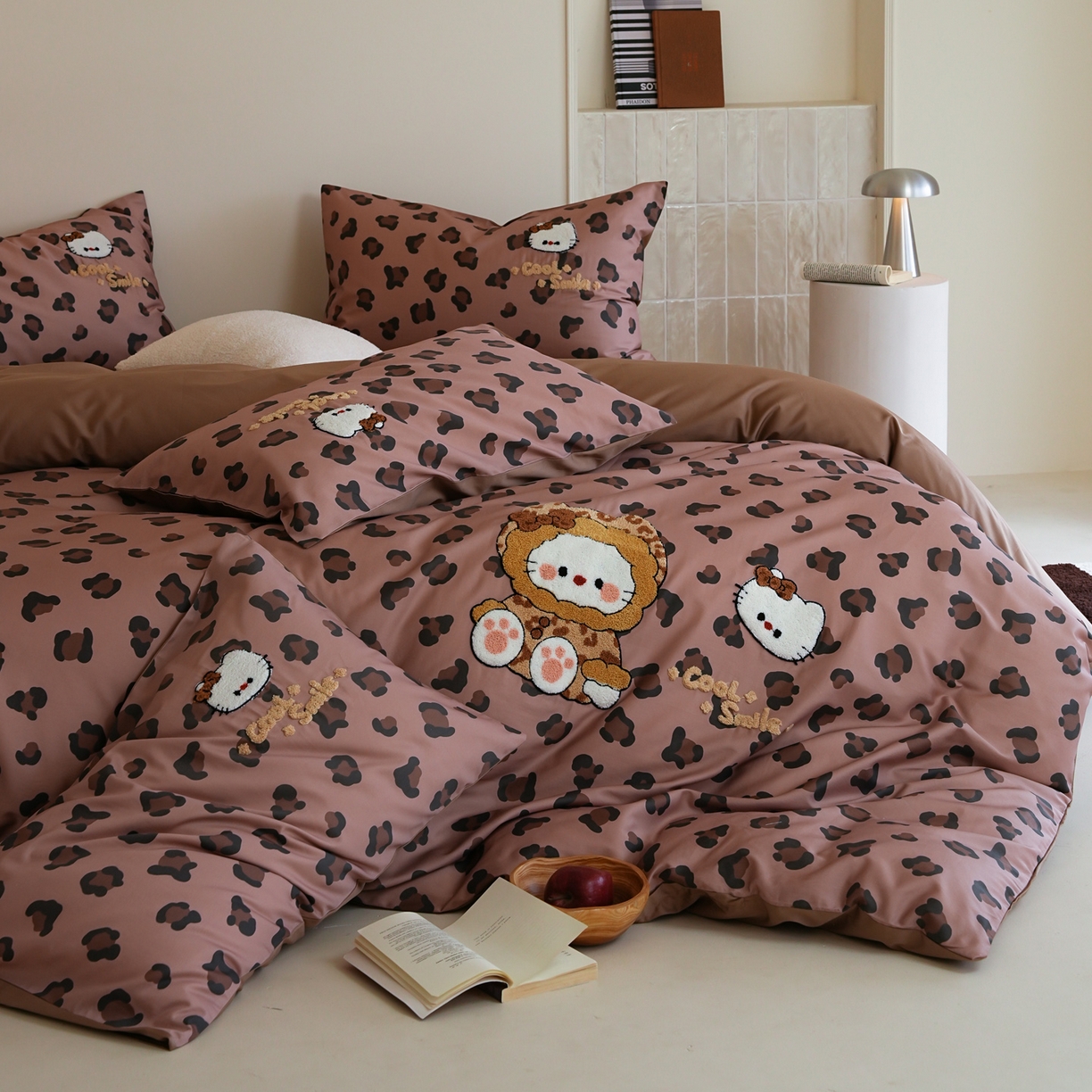 91家纺网 家纺一手货源 找家纺 雅居纺家纺 2026新款50长绒棉豹纹绣花四件套 咖啡豹纹