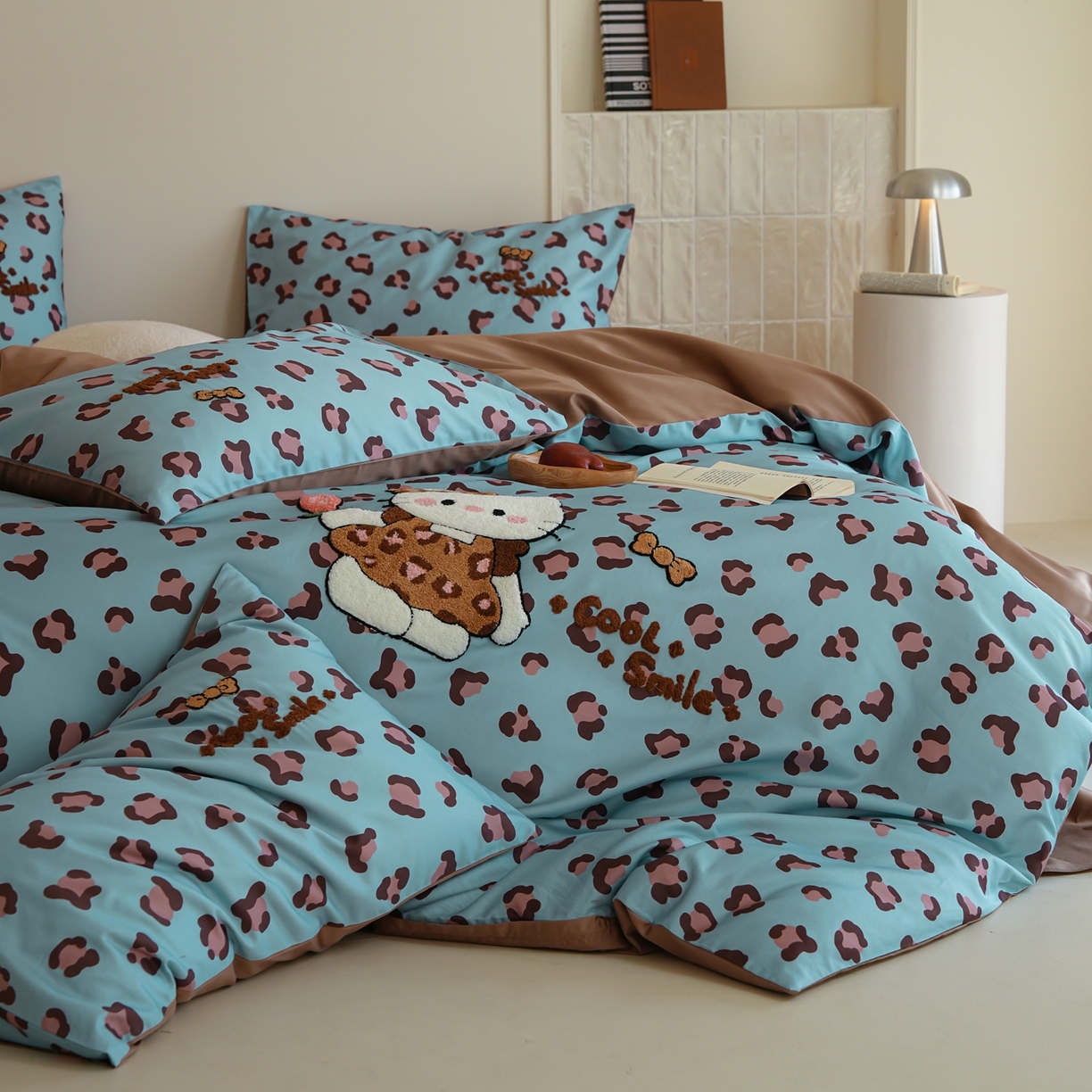 91家纺网 家纺一手货源 找家纺 雅居纺家纺 2026新款50长绒棉豹纹绣花四件套 蓝色豹纹