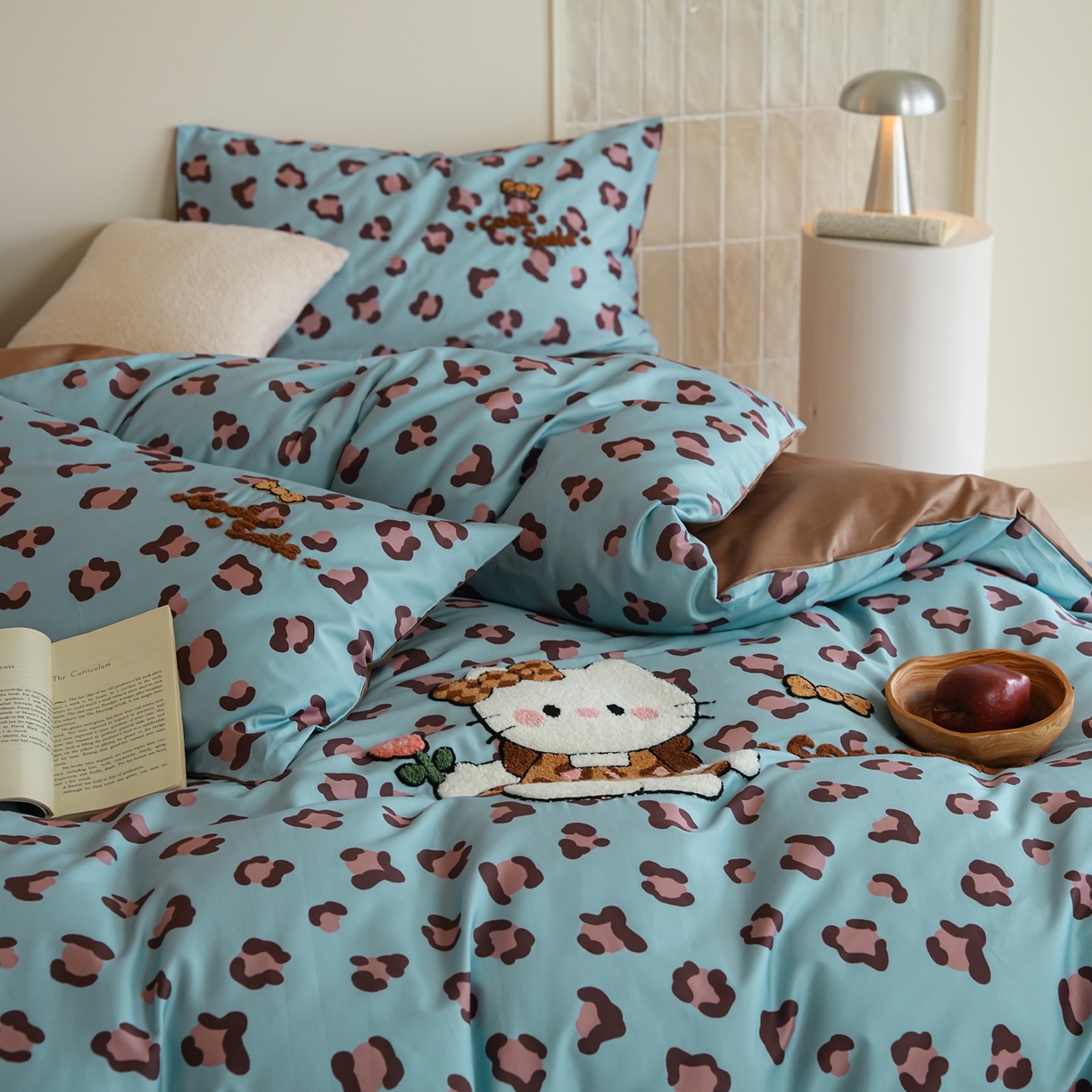 91家纺网 家纺一手货源 找家纺 雅居纺家纺 2026新款50长绒棉豹纹绣花四件套 蓝色豹纹