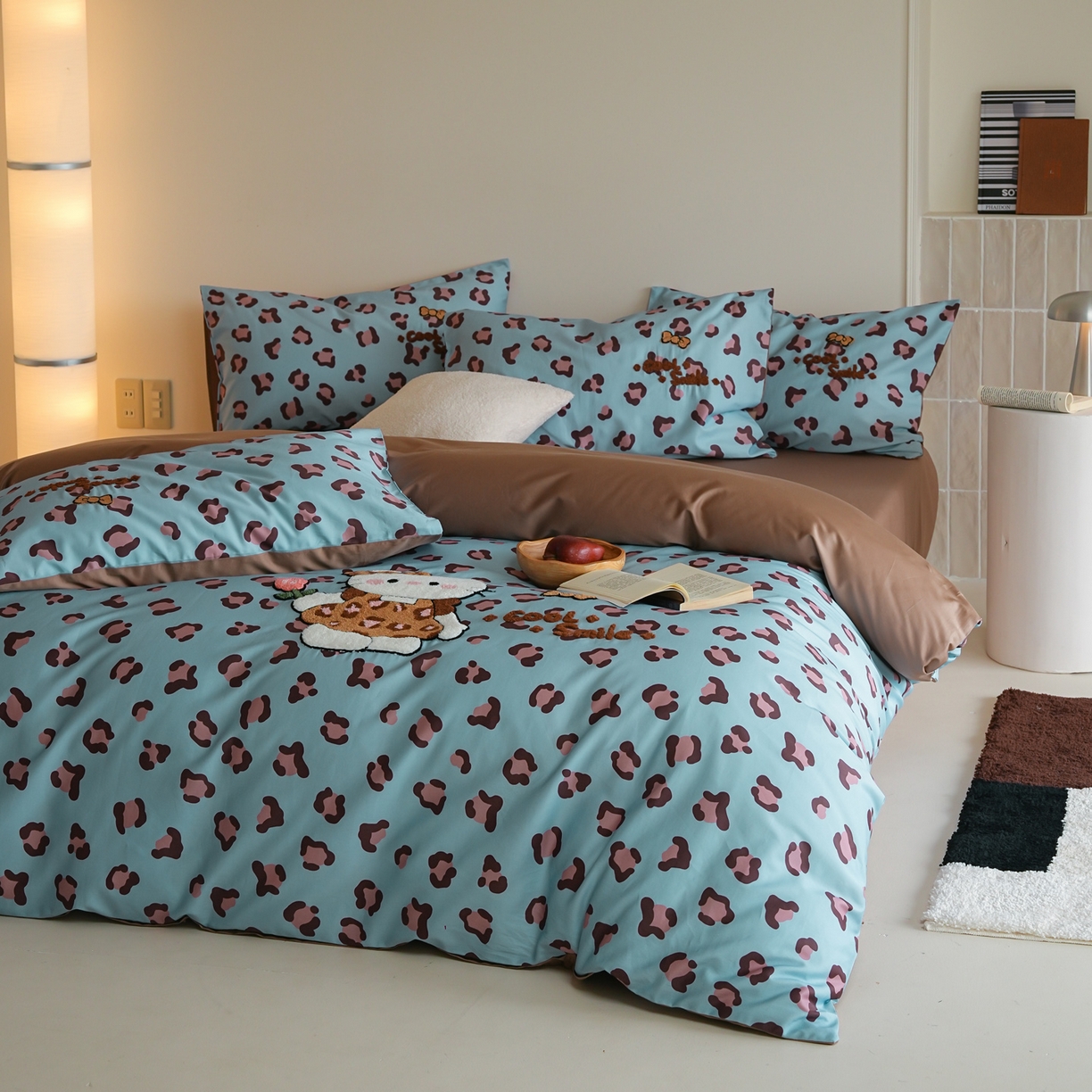 91家纺网 家纺一手货源 找家纺 雅居纺家纺 2026新款50长绒棉豹纹绣花四件套 蓝色豹纹