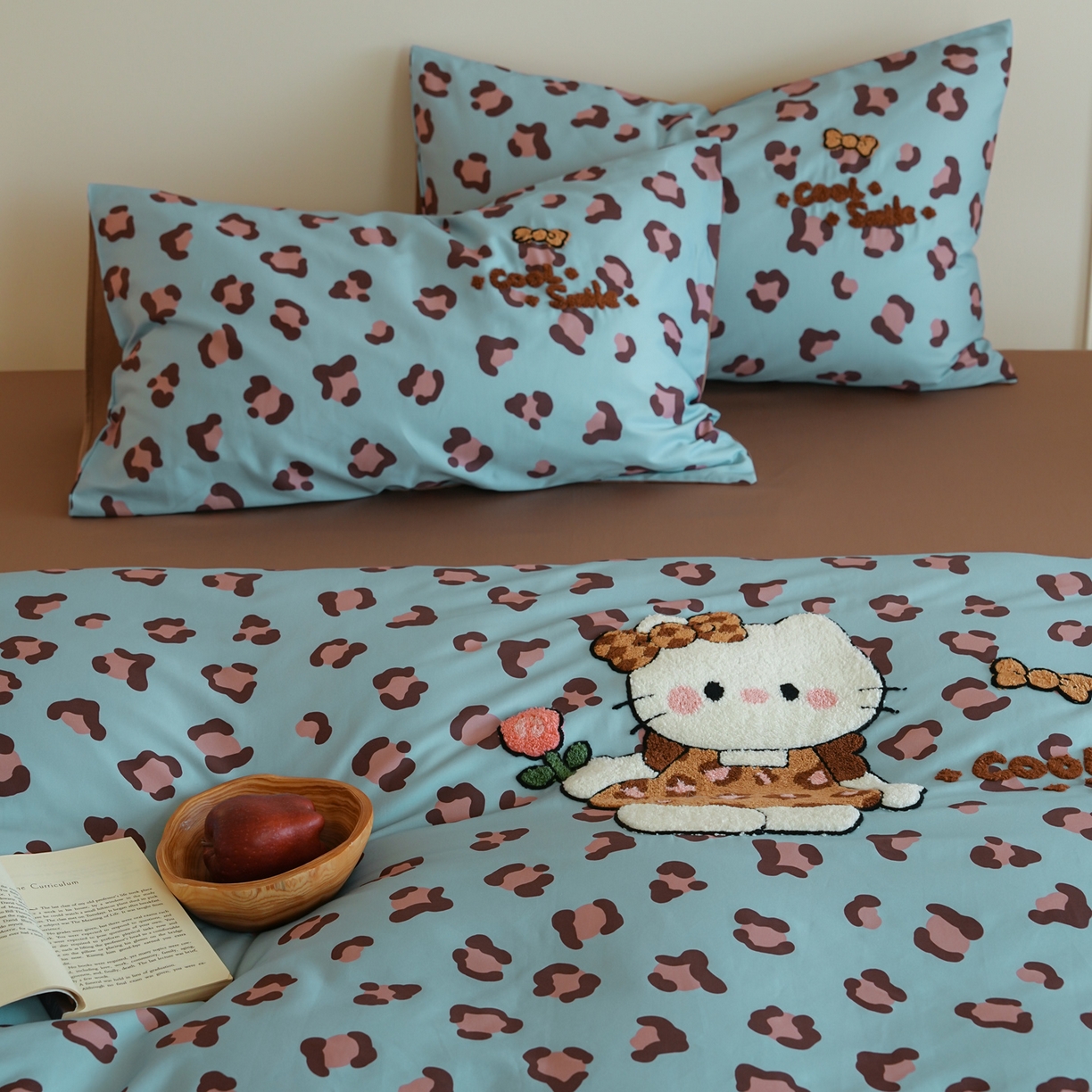 91家纺网 家纺一手货源 找家纺 雅居纺家纺 2026新款50长绒棉豹纹绣花四件套 蓝色豹纹