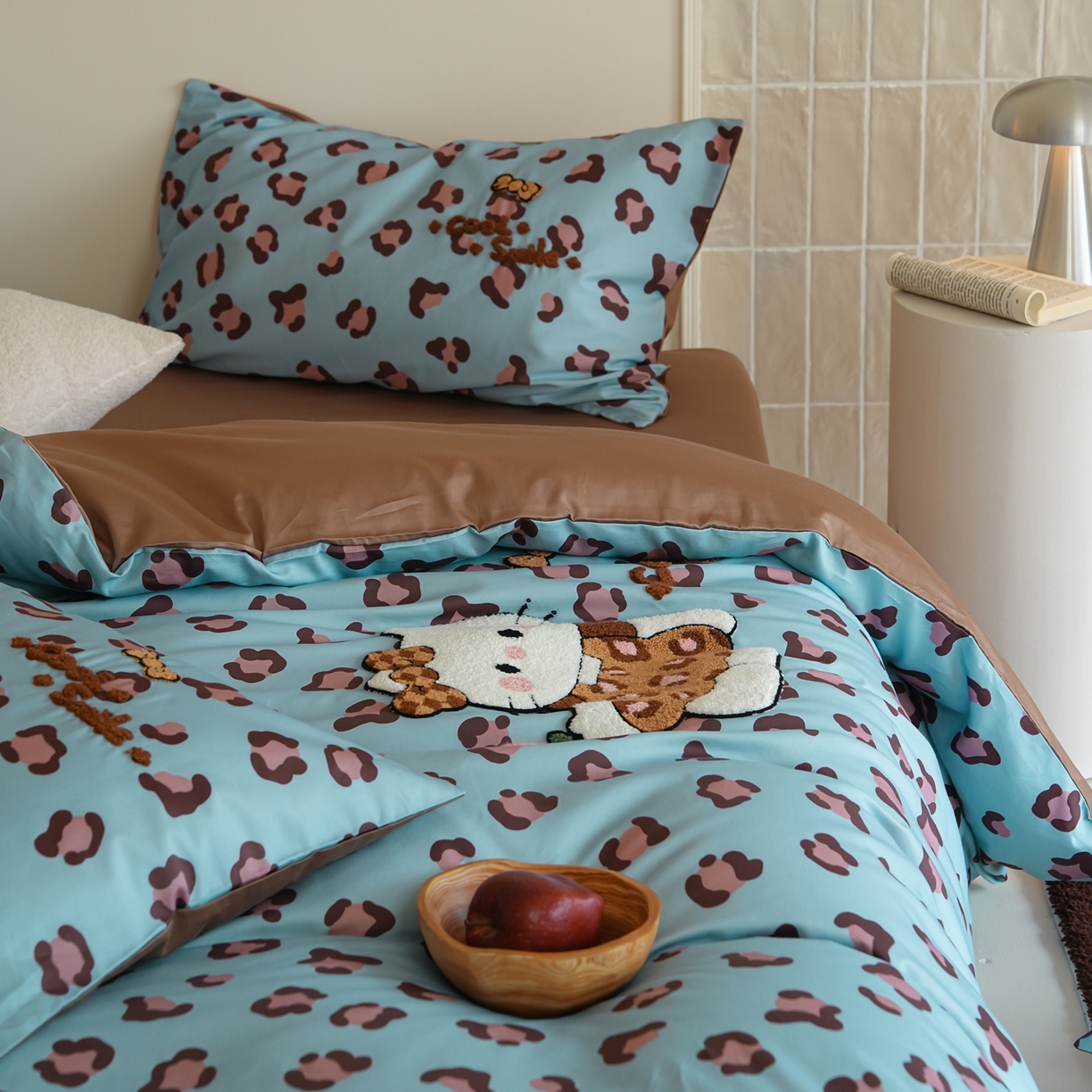 91家纺网 家纺一手货源 找家纺 雅居纺家纺 2026新款50长绒棉豹纹绣花四件套 蓝色豹纹