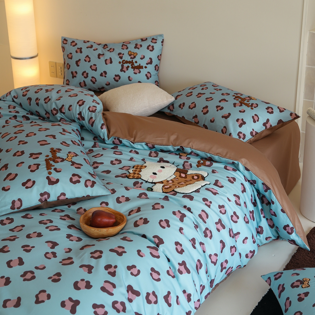 91家纺网 家纺一手货源 找家纺 雅居纺家纺 2026新款50长绒棉豹纹绣花四件套 蓝色豹纹