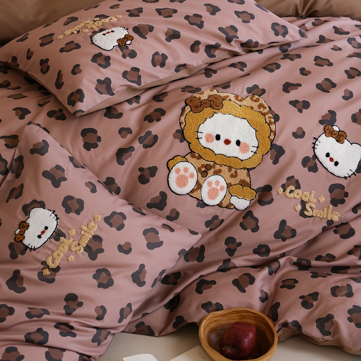 91家纺网 家纺一手货源 找家纺 雅居纺家纺 2026新款50长绒棉豹纹绣花四件套 咖啡豹纹