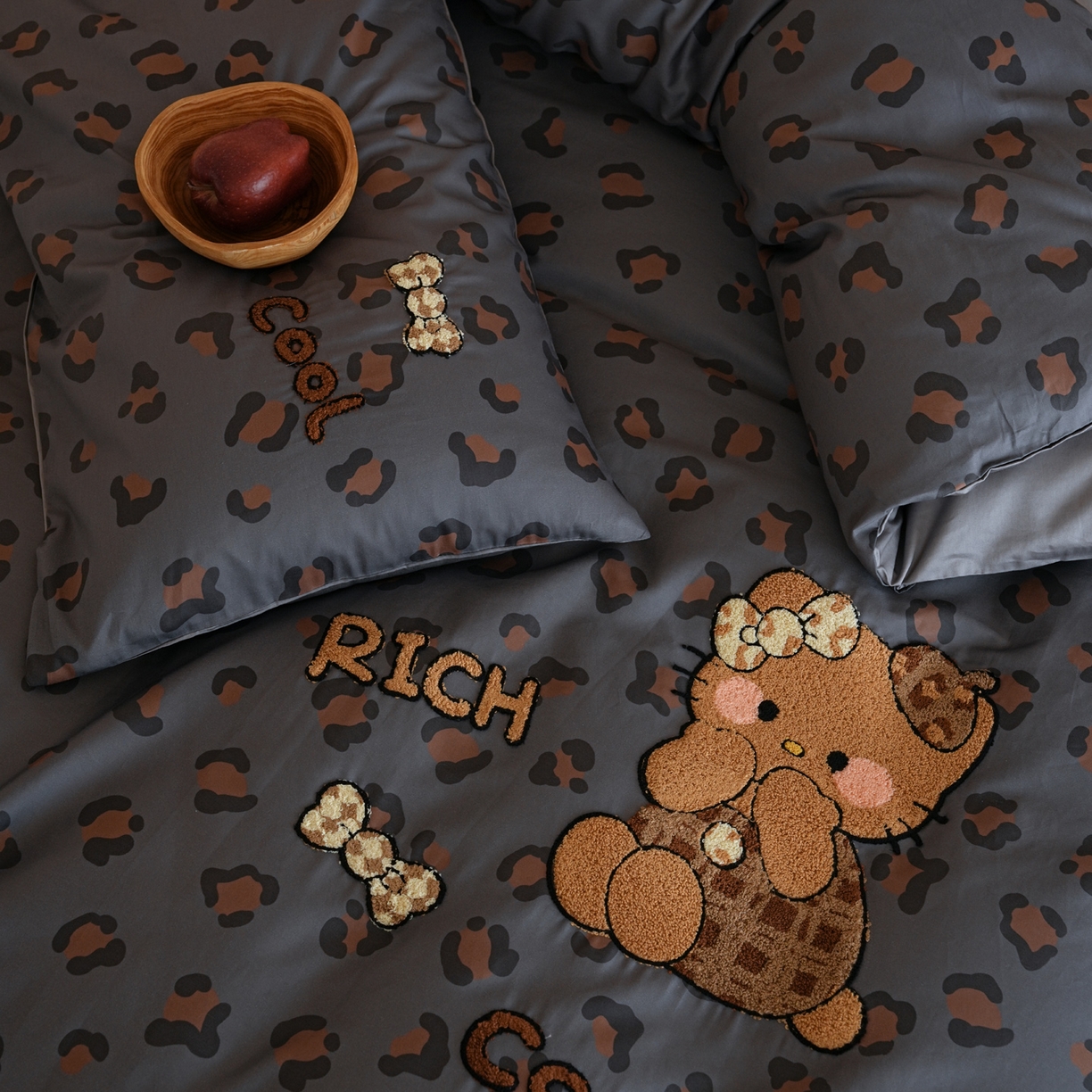 91家纺网 家纺一手货源 找家纺 雅居纺家纺 2026新款50长绒棉豹纹绣花四件套 灰色豹纹