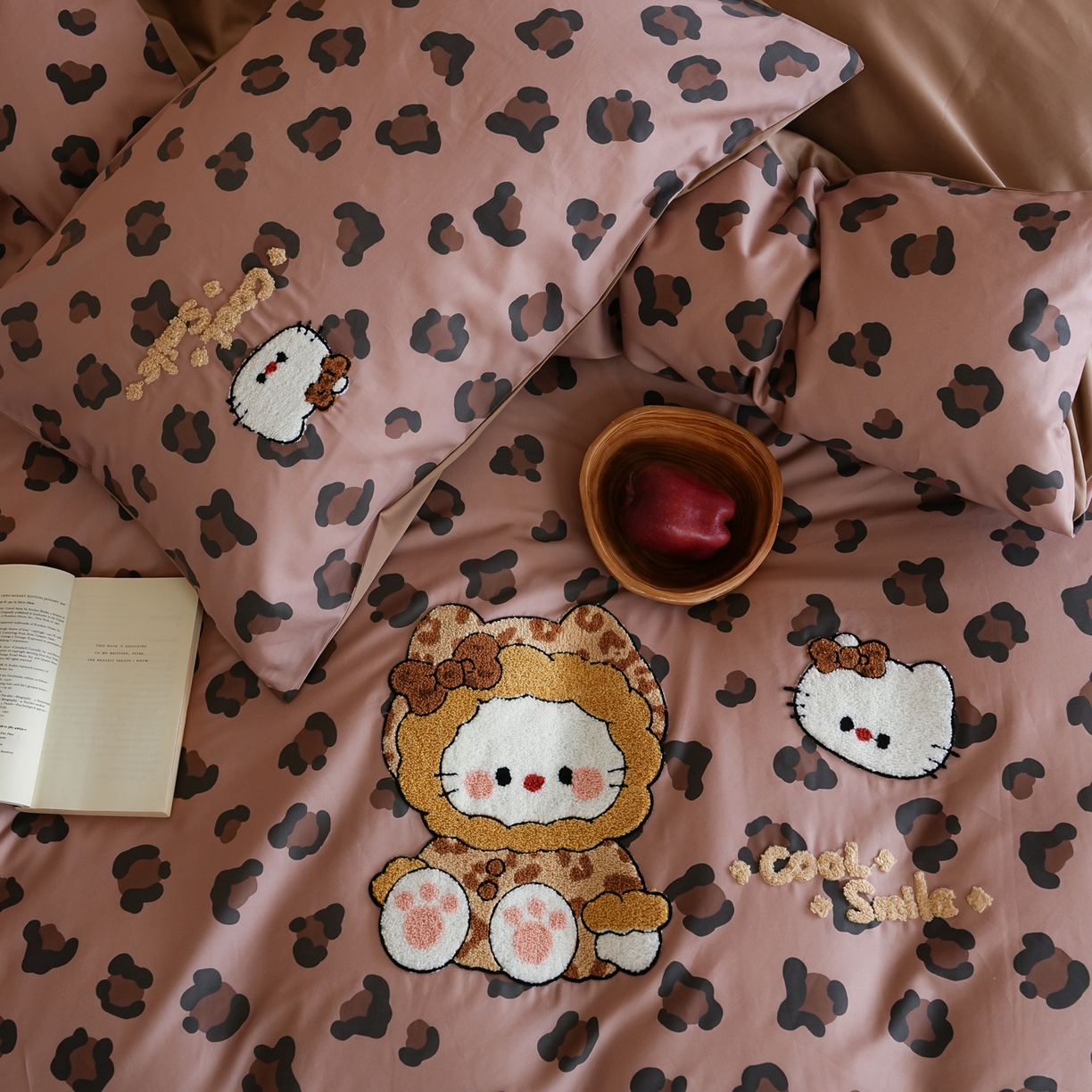 91家纺网 家纺一手货源 找家纺 雅居纺家纺 2026新款50长绒棉豹纹绣花四件套 咖啡豹纹