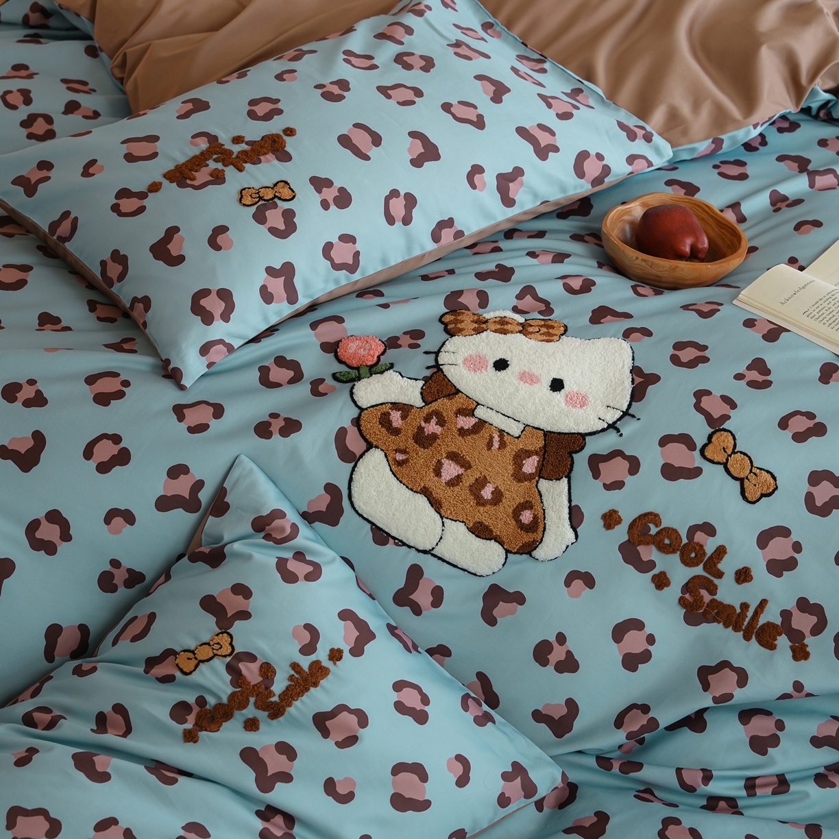 91家纺网 家纺一手货源 找家纺 雅居纺家纺 2026新款50长绒棉豹纹绣花四件套 蓝色豹纹