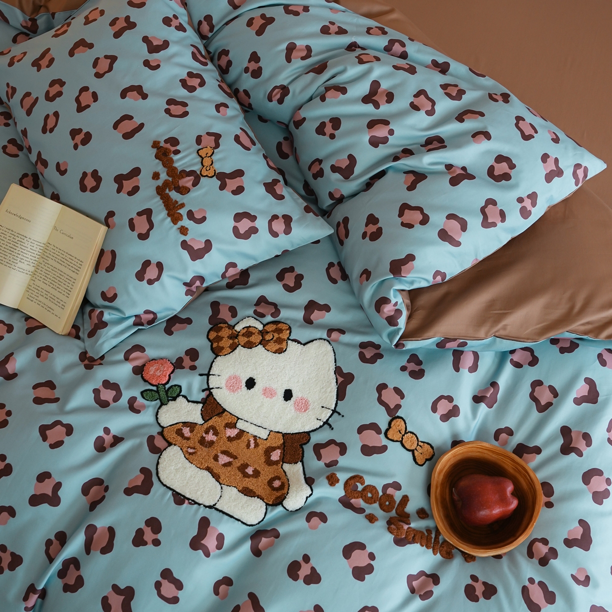 91家纺网 家纺一手货源 找家纺 雅居纺家纺 2026新款50长绒棉豹纹绣花四件套 蓝色豹纹