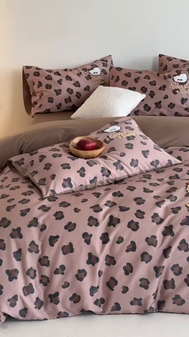 91家纺网 家纺一手货源 找家纺 雅居纺家纺 2026新款50长绒棉豹纹绣花四件套 咖啡豹纹