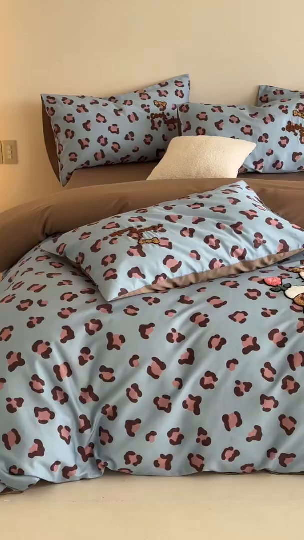 91家纺网 家纺一手货源 找家纺 雅居纺家纺 2026新款50长绒棉豹纹绣花四件套 蓝色豹纹