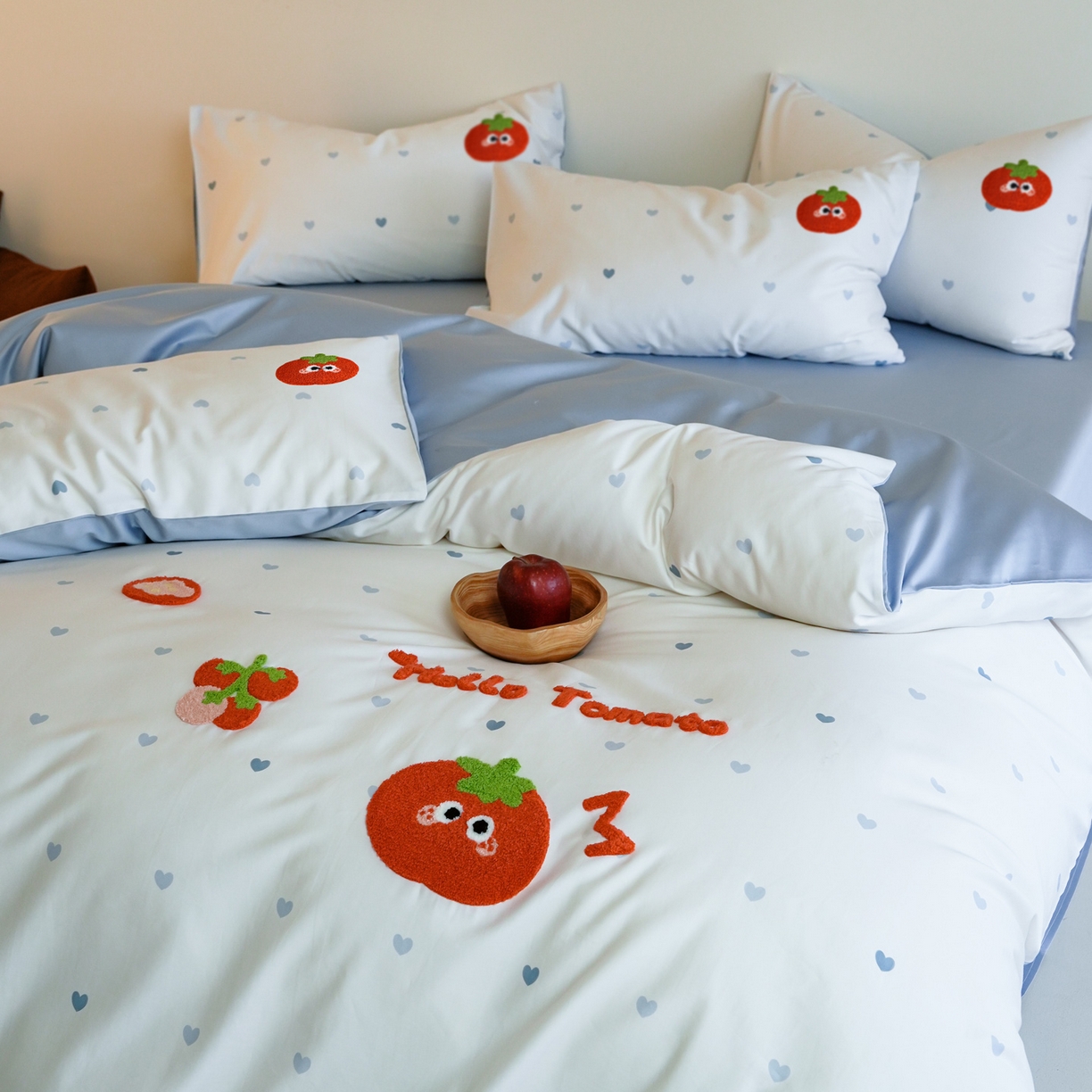 91家纺网 家纺一手货源 找家纺 雅居纺家纺 2026新款50长绒棉满版绣花四件套 爱心西红柿