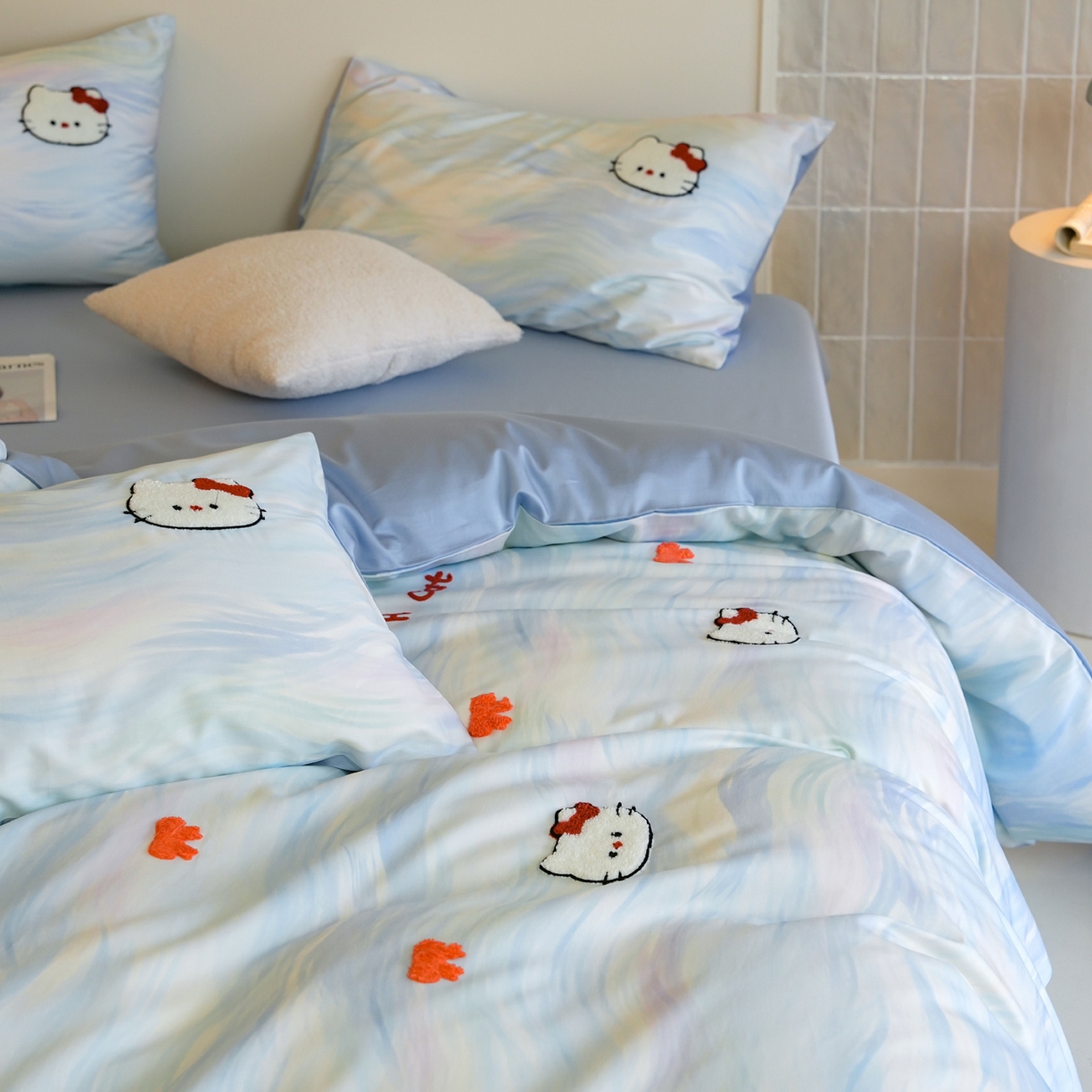 91家纺网 家纺一手货源 找家纺 雅居纺家纺 2026新款50长绒棉满版绣花四件套 蓝色猫咪