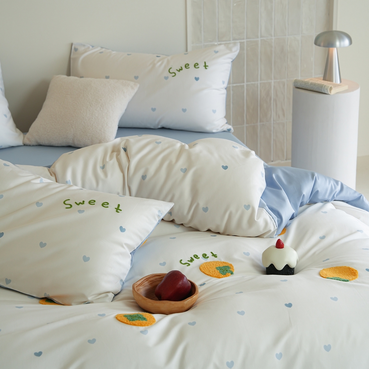 91家纺网 家纺一手货源 找家纺 雅居纺家纺 2026新款50长绒棉满版绣花四件套 爱心柿柿如意