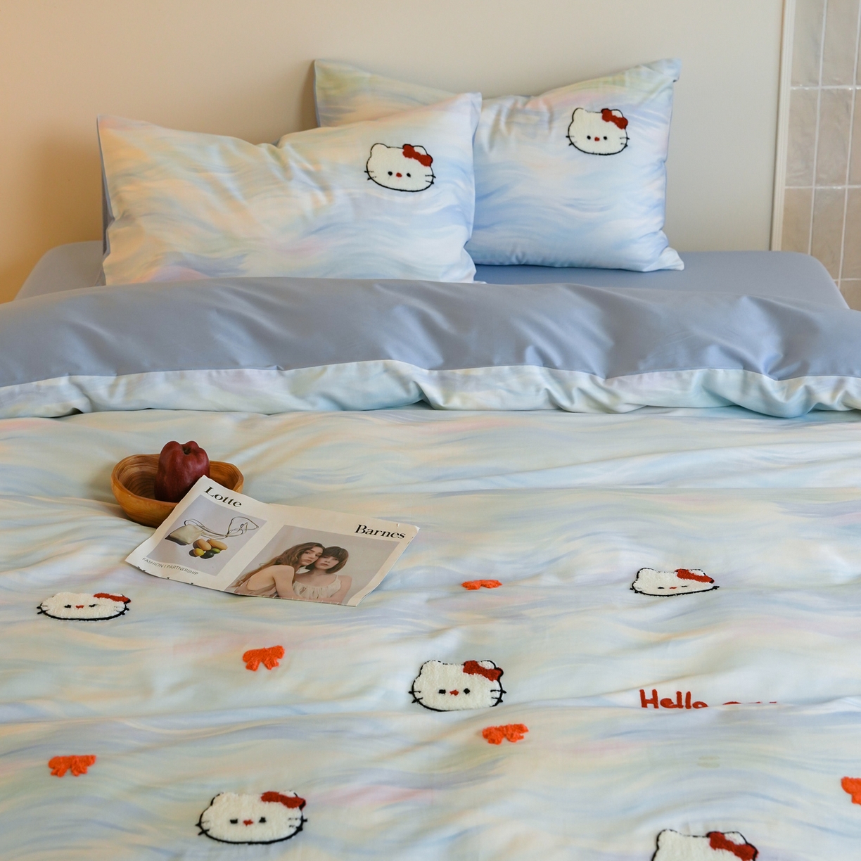 91家纺网 家纺一手货源 找家纺 雅居纺家纺 2026新款50长绒棉满版绣花四件套 蓝色猫咪