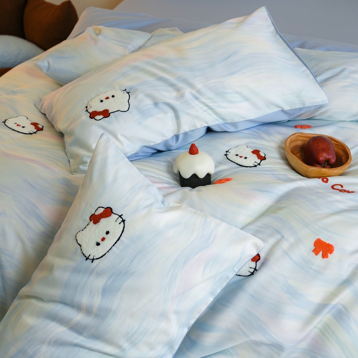 91家纺网 家纺一手货源 找家纺 雅居纺家纺 2026新款50长绒棉满版绣花四件套 蓝色猫咪