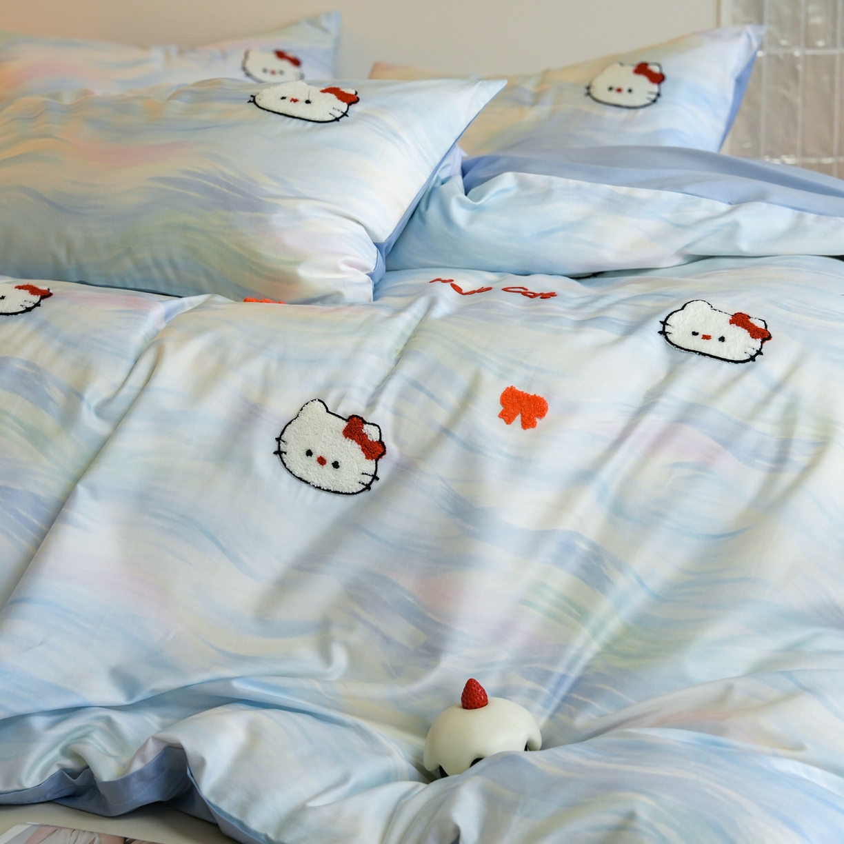 91家纺网 家纺一手货源 找家纺 雅居纺家纺 2026新款50长绒棉满版绣花四件套 蓝色猫咪