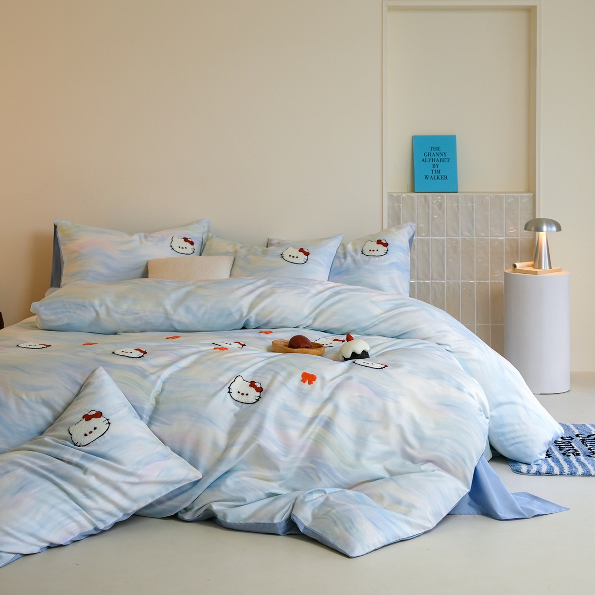 91家纺网 家纺一手货源 找家纺 雅居纺家纺 2026新款50长绒棉满版绣花四件套 蓝色猫咪