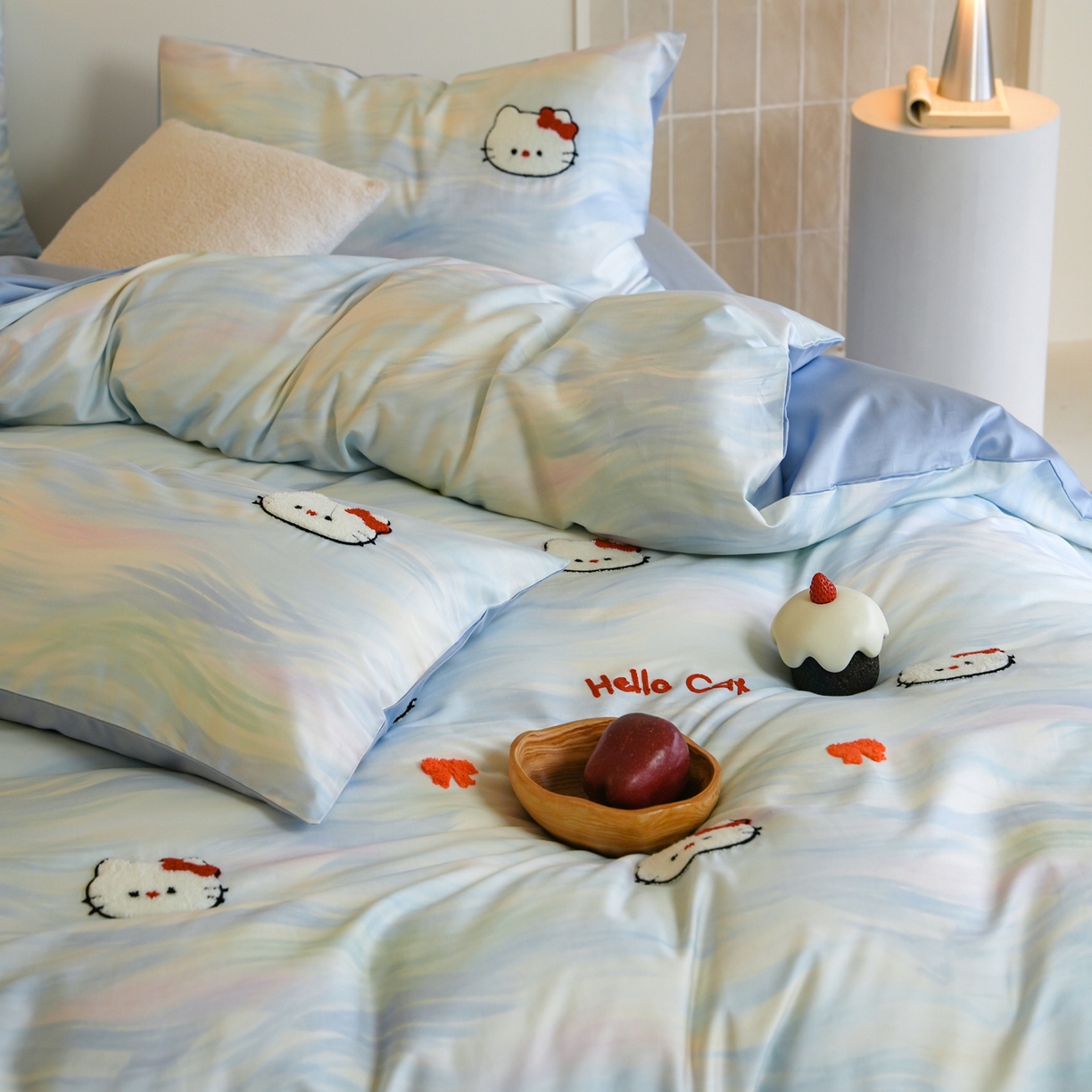 91家纺网 家纺一手货源 找家纺 雅居纺家纺 2026新款50长绒棉满版绣花四件套 蓝色猫咪