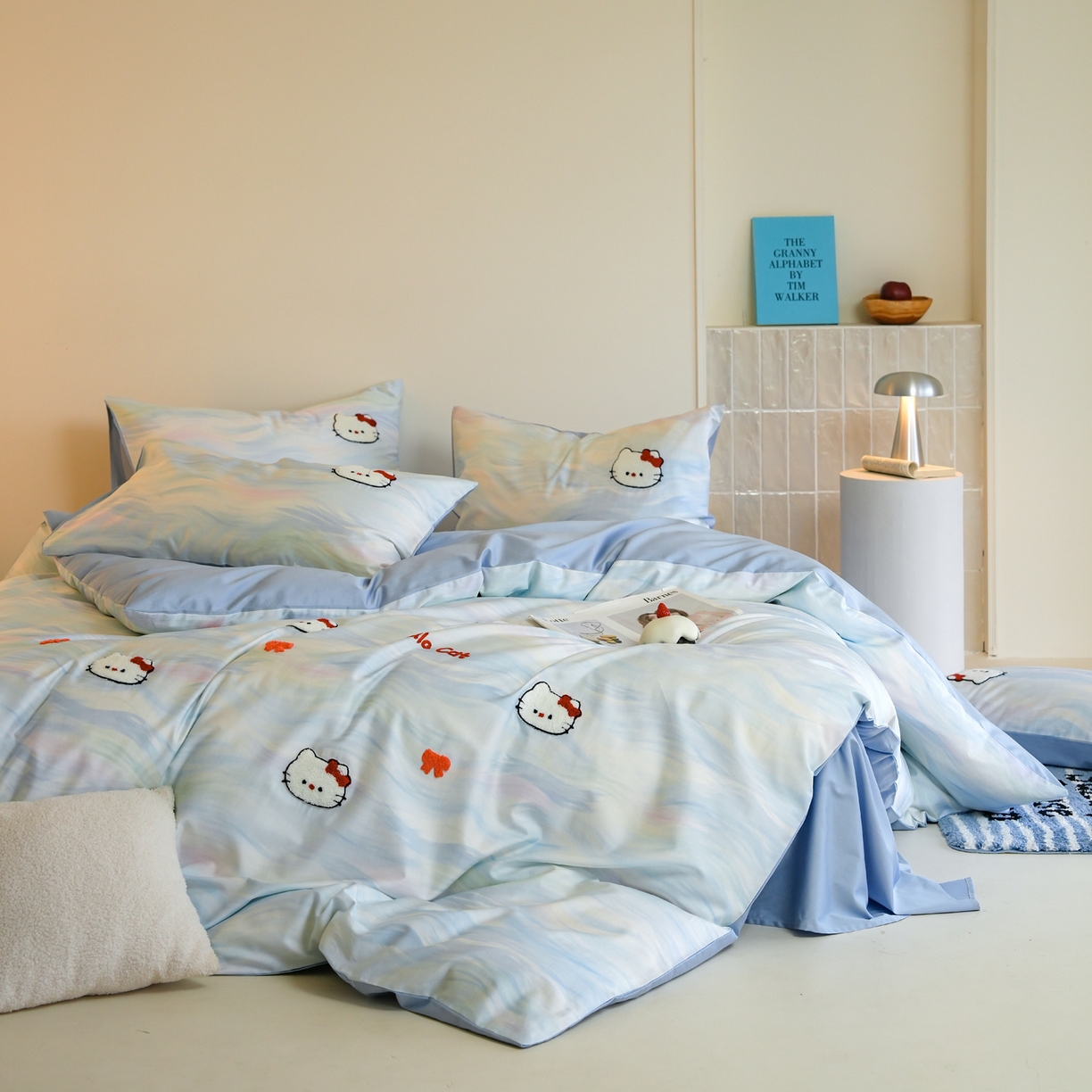 91家纺网 家纺一手货源 找家纺 雅居纺家纺 2026新款50长绒棉满版绣花四件套 蓝色猫咪