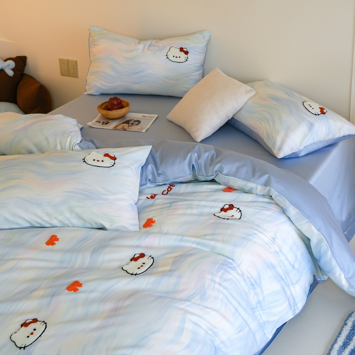 91家纺网 家纺一手货源 找家纺 雅居纺家纺 2026新款50长绒棉满版绣花四件套 蓝色猫咪