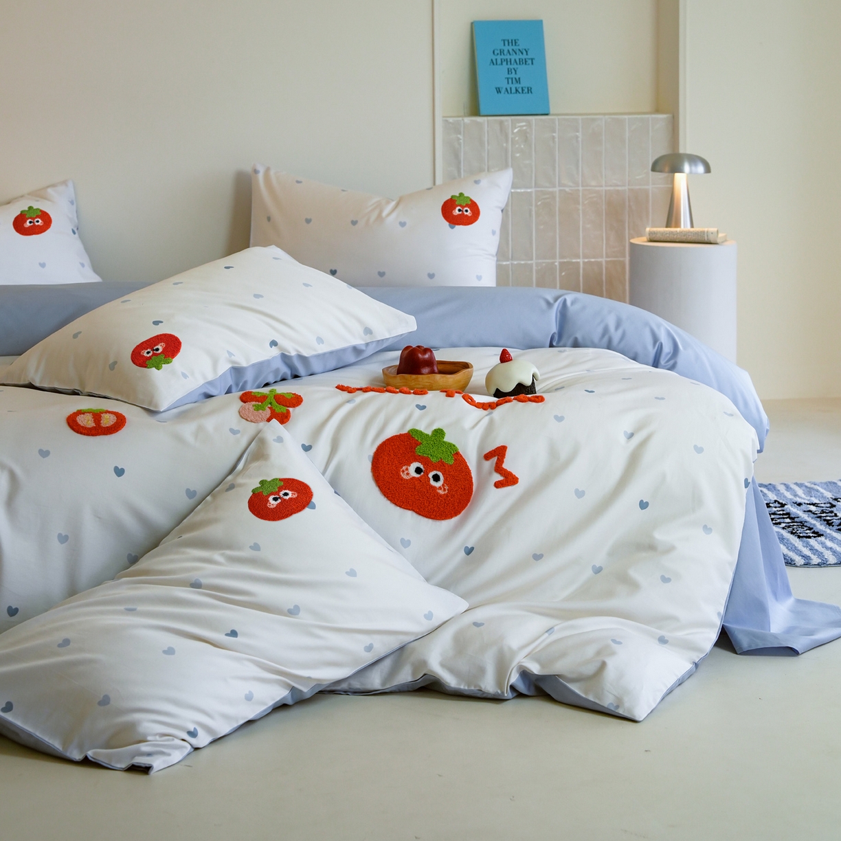 91家纺网 家纺一手货源 找家纺 雅居纺家纺 2026新款50长绒棉满版绣花四件套 爱心西红柿