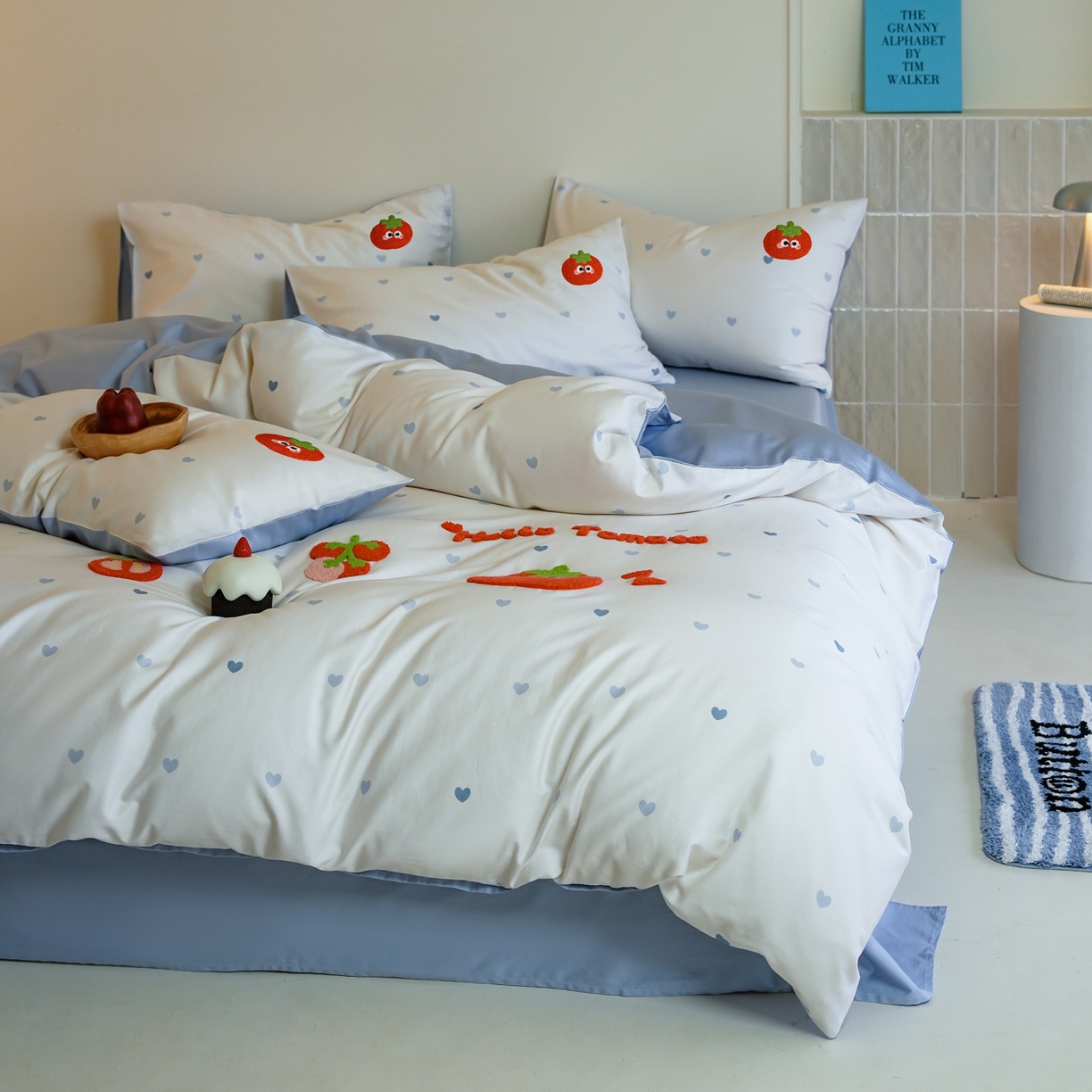 91家纺网 家纺一手货源 找家纺 雅居纺家纺 2026新款50长绒棉满版绣花四件套 爱心西红柿