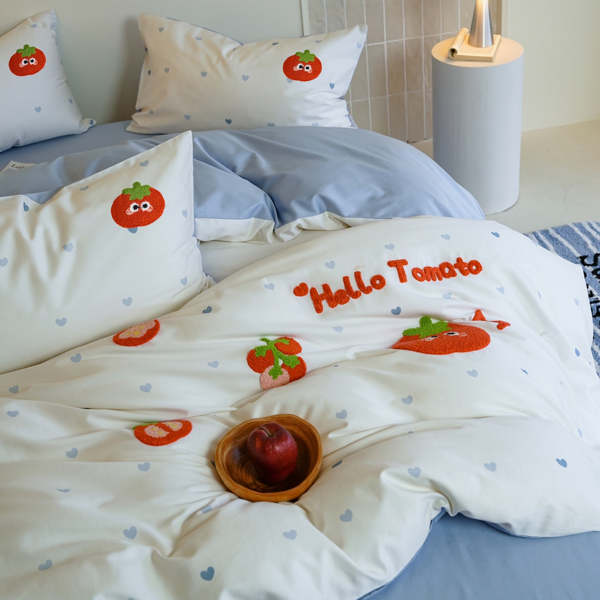 91家纺网 家纺一手货源 找家纺 雅居纺家纺 2026新款50长绒棉满版绣花四件套 爱心西红柿