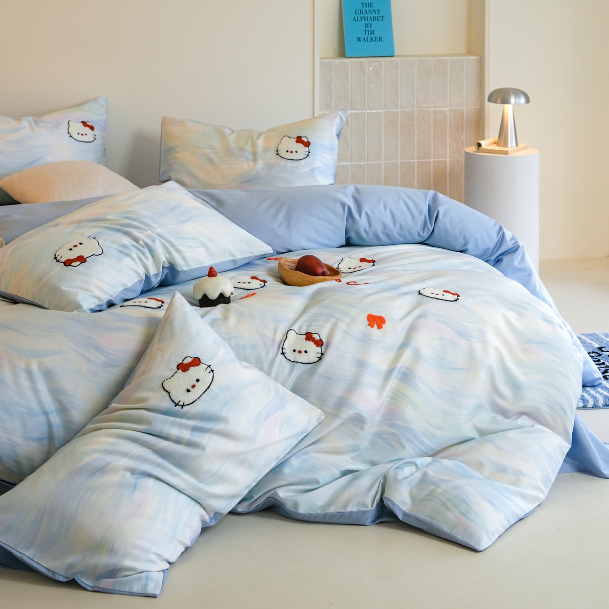 91家纺网 家纺一手货源 找家纺 雅居纺家纺 2026新款50长绒棉满版绣花四件套 蓝色猫咪