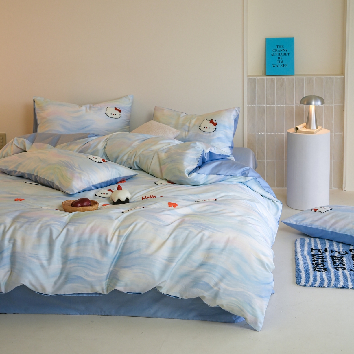 91家纺网 家纺一手货源 找家纺 雅居纺家纺 2026新款50长绒棉满版绣花四件套 蓝色猫咪