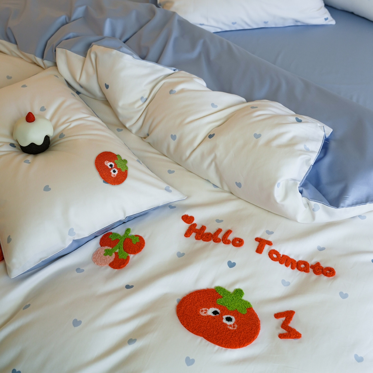 91家纺网 家纺一手货源 找家纺 雅居纺家纺 2026新款50长绒棉满版绣花四件套 爱心西红柿