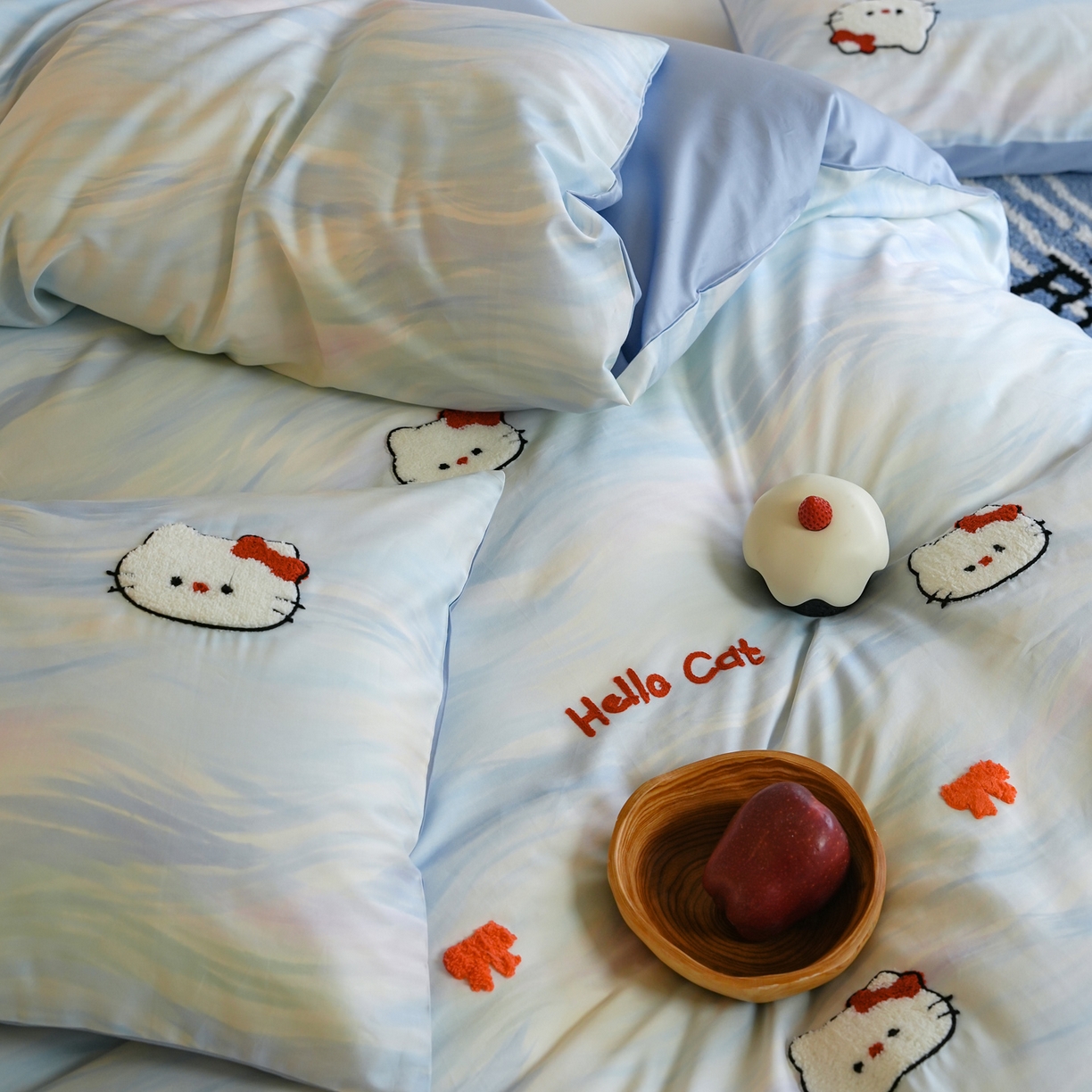 91家纺网 家纺一手货源 找家纺 雅居纺家纺 2026新款50长绒棉满版绣花四件套 蓝色猫咪