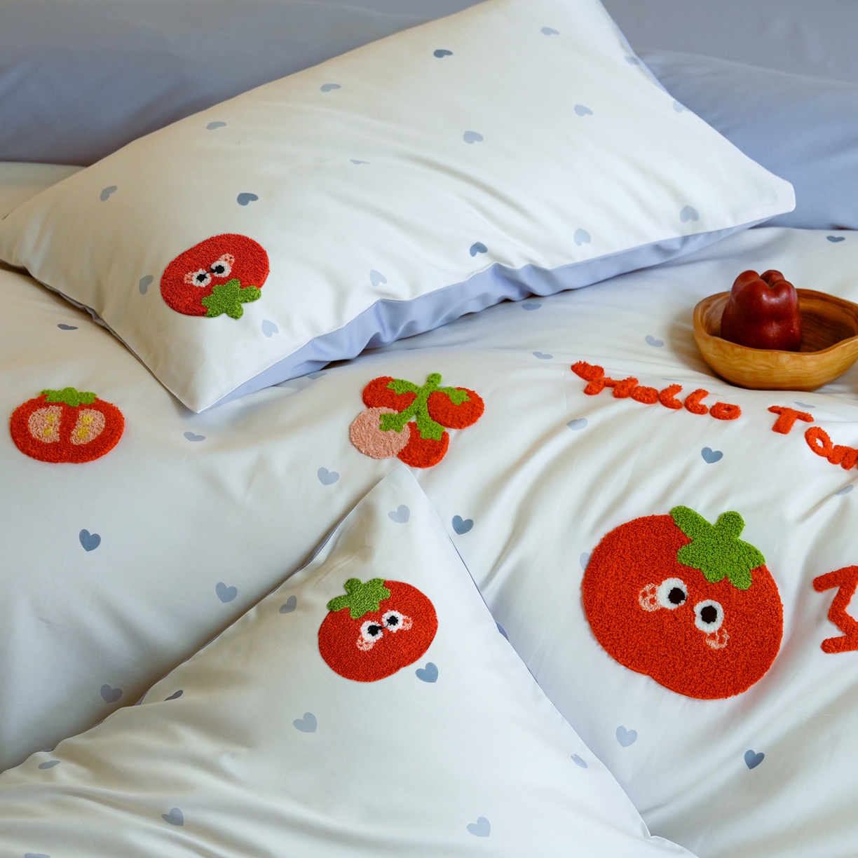 91家纺网 家纺一手货源 找家纺 雅居纺家纺 2026新款50长绒棉满版绣花四件套 爱心西红柿