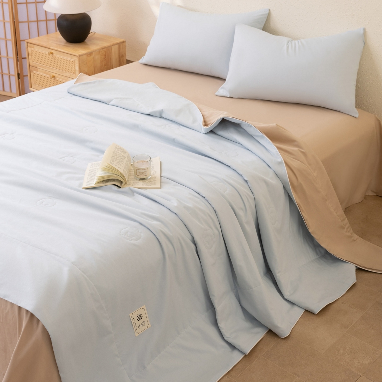 91家纺网 家纺一手货源 找家纺 盛凡家纺 2026新款A类133*72里外全棉100%棉花夏被四件套夏凉被空调被纯色被子被芯（包检测） 花青兰+奶咖