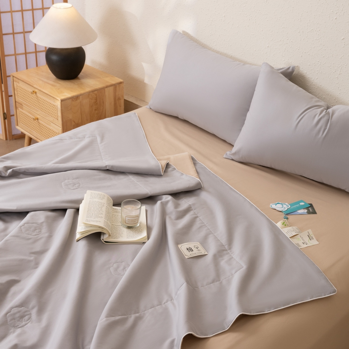 91家纺网 家纺一手货源 找家纺 盛凡家纺 2026新款A类133*72里外全棉100%棉花夏被四件套夏凉被空调被纯色被子被芯（包检测） 幻影灰+奶咖