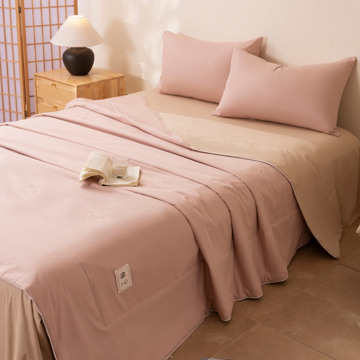 91家纺网 家纺一手货源 找家纺 盛凡家纺 2026新款A类133*72里外全棉100%棉花夏被四件套夏凉被空调被纯色被子被芯（包检测） 玫瑰粉+奶咖