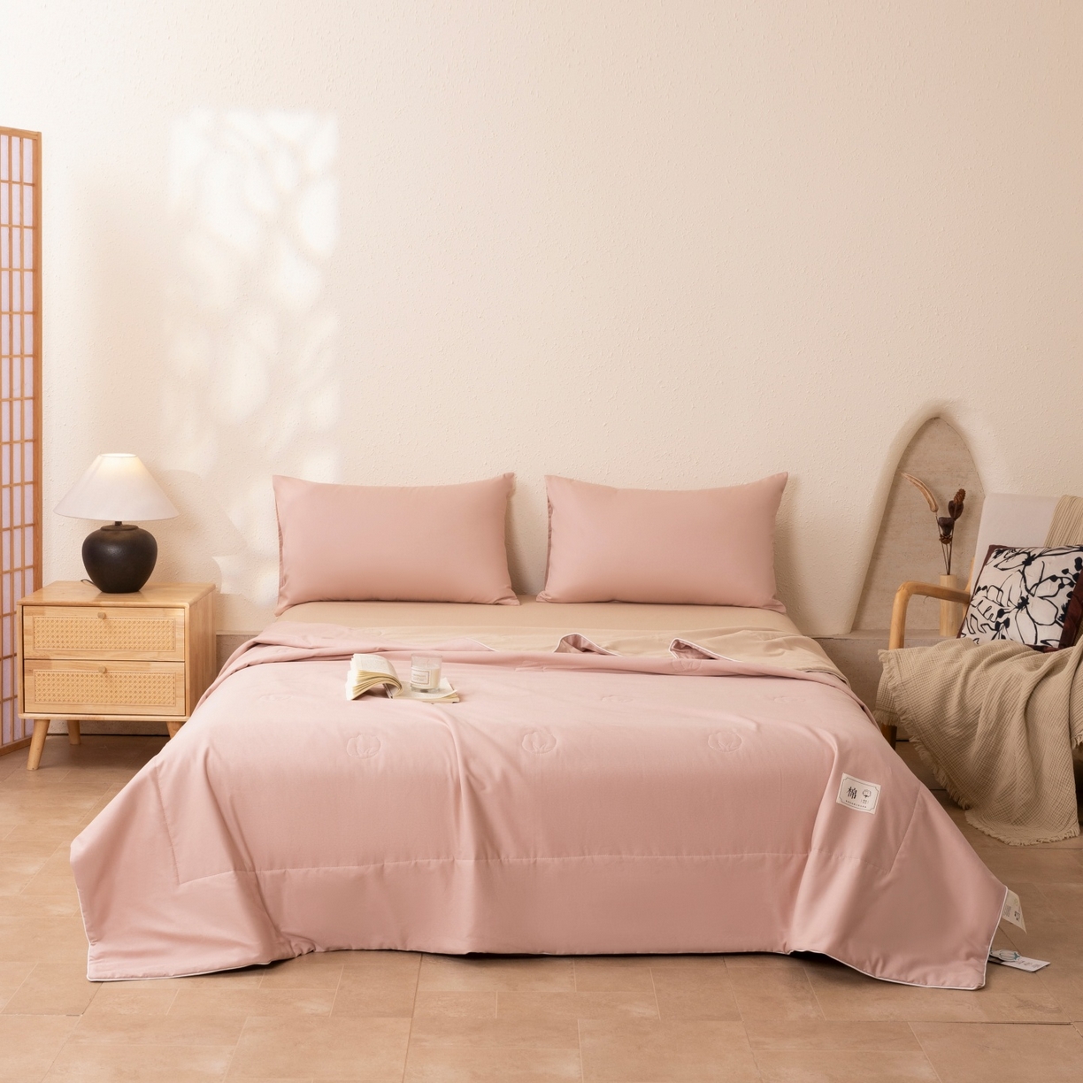 91家纺网 家纺一手货源 找家纺 盛凡家纺 2026新款A类133*72里外全棉100%棉花夏被四件套夏凉被空调被纯色被子被芯（包检测） 玫瑰粉+奶咖