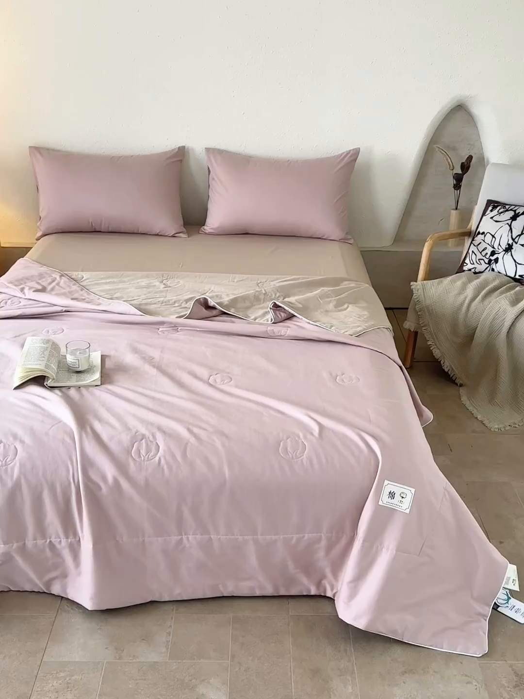 91家纺网 家纺一手货源 找家纺 盛凡家纺 2026新款A类133*72里外全棉100%棉花夏被四件套夏凉被空调被纯色被子被芯（包检测） 玫瑰粉+奶咖